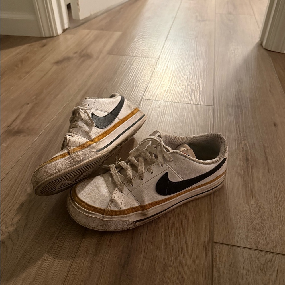 Nike White and Black Sneakers